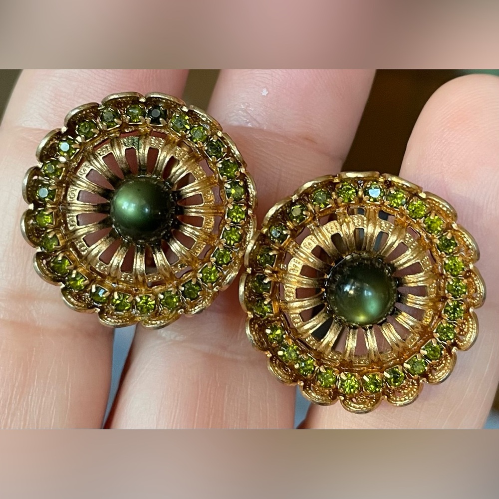 Vintage Signed Hickok Gold Tone Round Open Work Cufflinks Green Faceted Crystals